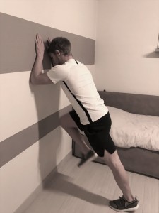 Plank al muro, con cambio gamba e skip di 15 secondi