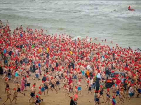 Tradizionale tuffo nel Mare del Nord per Capodanno a Scheveningen