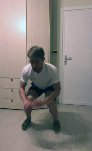 Dalla posizione di squat, diamo una bella spinta verso l'alto e facciamo un salto. Atterriamo di nuovo nella posizione di squat iniziale. 